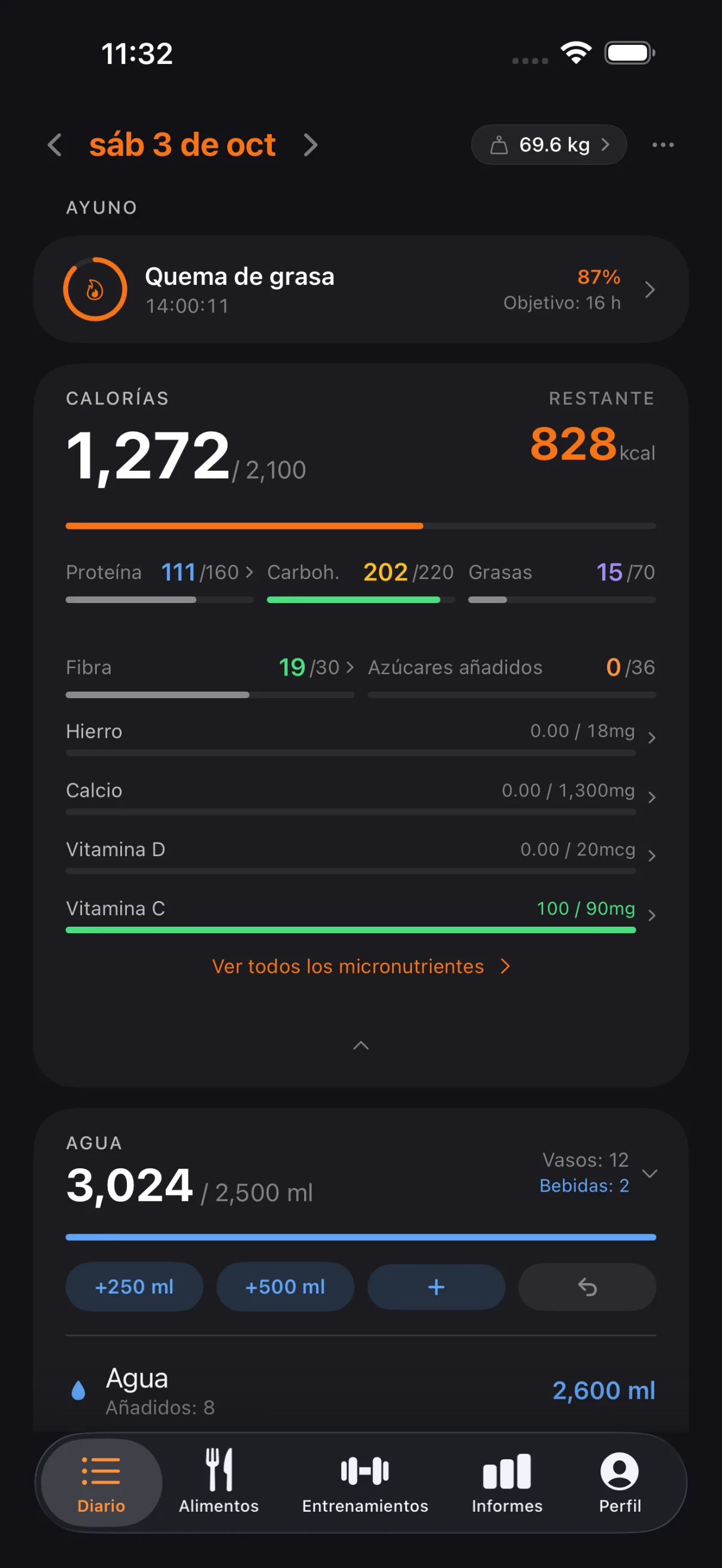 La tarjeta de calorías de Tare desplegada hasta las vitaminas y los minerales del día.