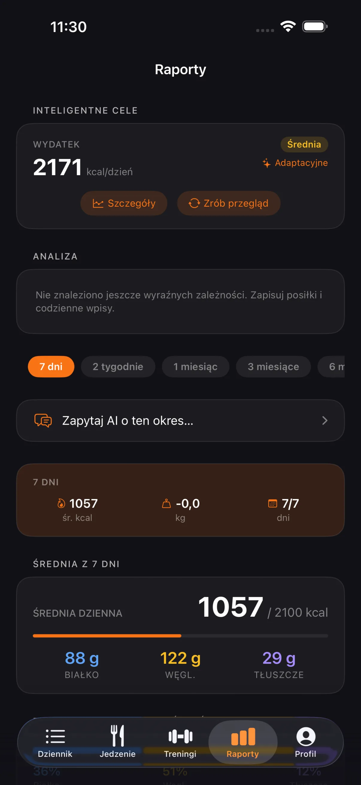 Na górze wydatek energetyczny wyliczony z twoich danych. Niżej cały tydzień: średnia dzienna, zmiana wagi i liczba zapisanych dni, a dalej średnia dzienna i proporcje makroskładników. Okres przełączasz: 7 dni, 2 tygodnie, 1 miesiąc, 3 miesiące albo 6 miesięcy.